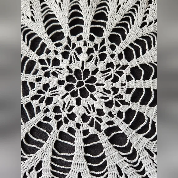 VINTAGE HAND CROCHET PINEAPPLE CENTERPIECE OR ACCENT - Picture 4 of 6